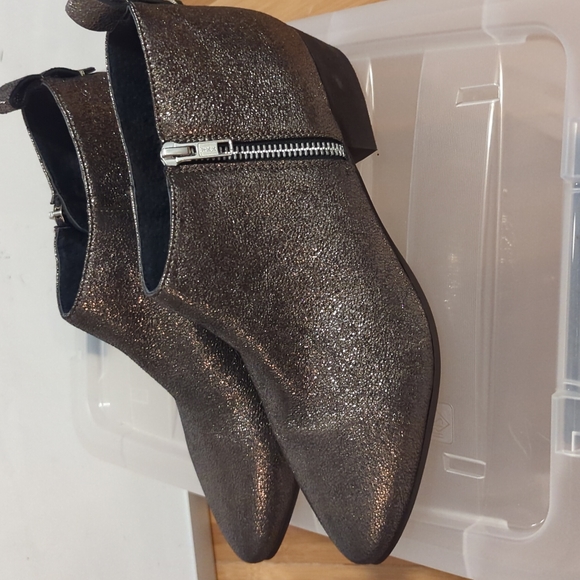 Size 8 Seychelles metallic glitter booties with zipper - Picture 2 of 5